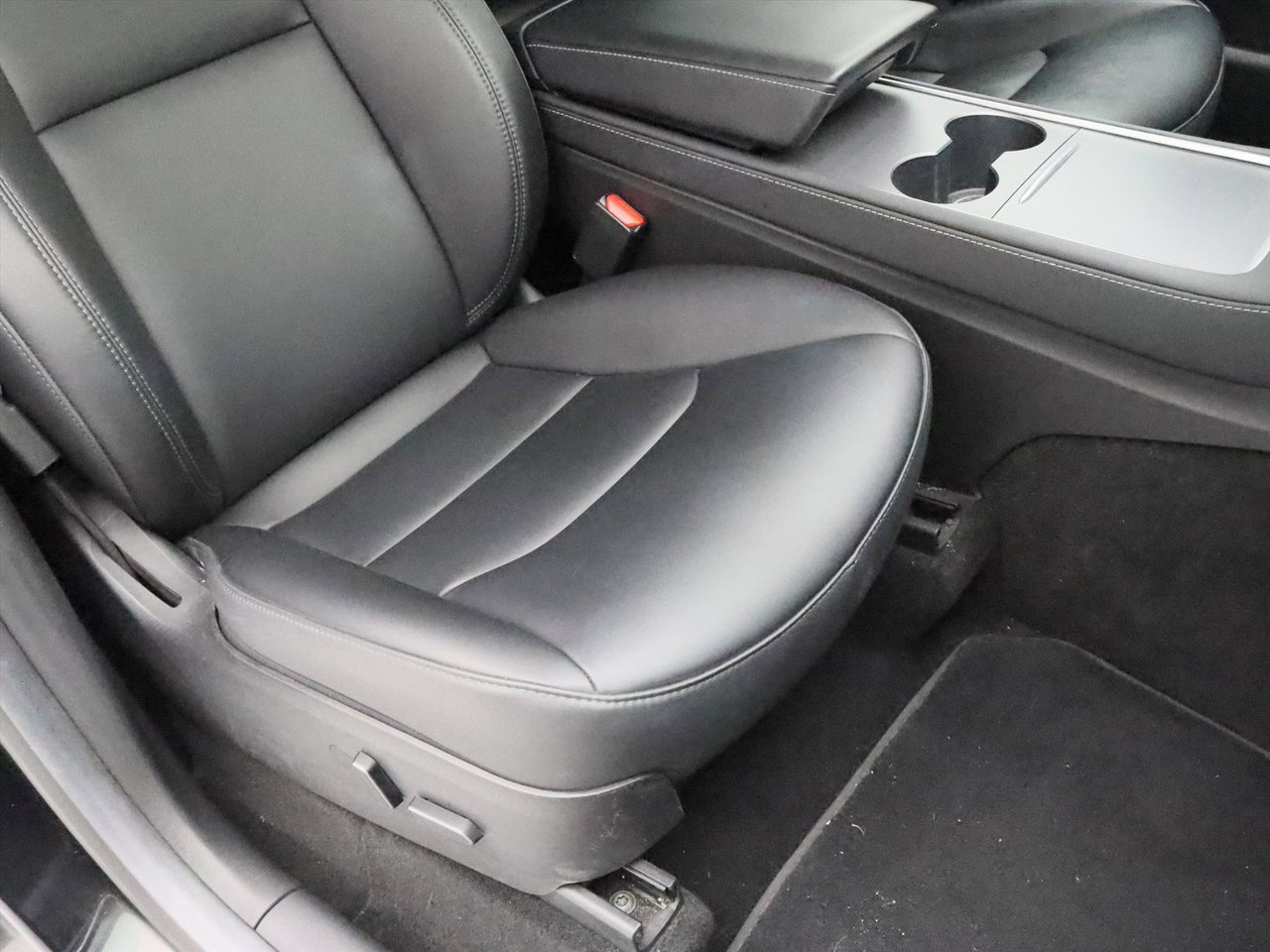 Tesla Model Y Long Range AWD 75kWh 351pk AMD RYZEN 92,5% SoH [ AUTOPILOT+19 INCH+PREMIUM AUDIO ] 12