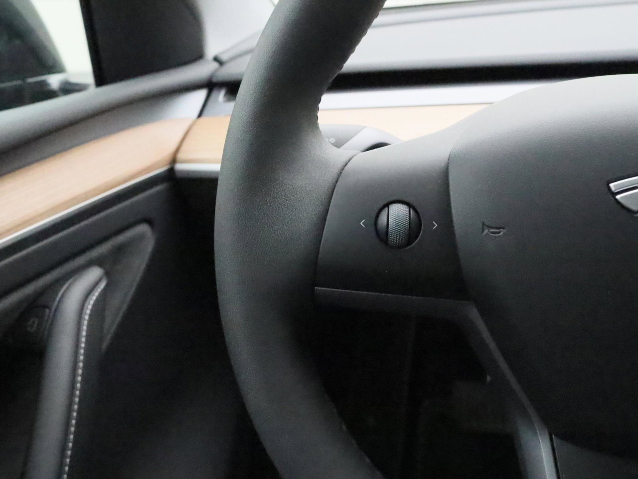 Tesla Model Y Long Range AWD 75kWh 351pk [ AMD RYZEN+ENHANCED AUTOPILOT+19 INCH+PREMIUM AUDIO ] 19