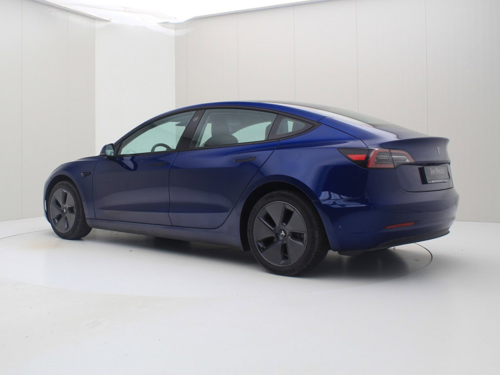 Tesla Model 3 4