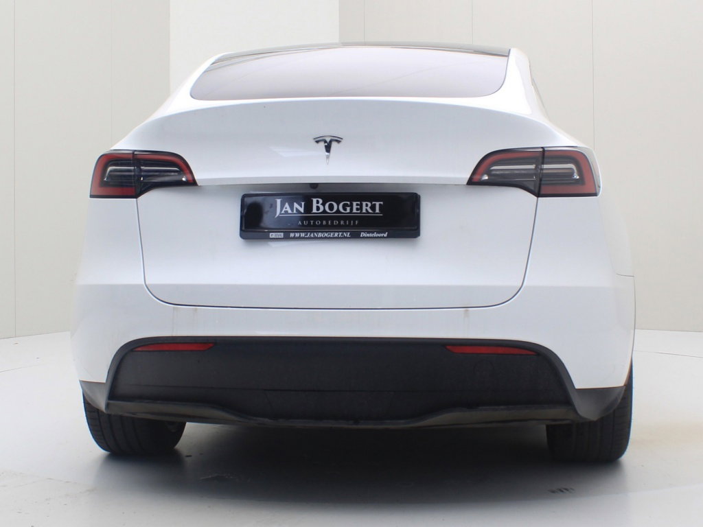 Tesla Model Y 6