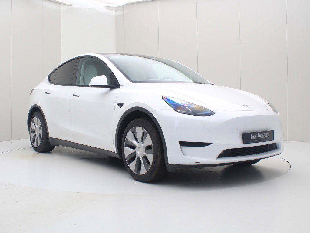 Tesla Model Y 4
