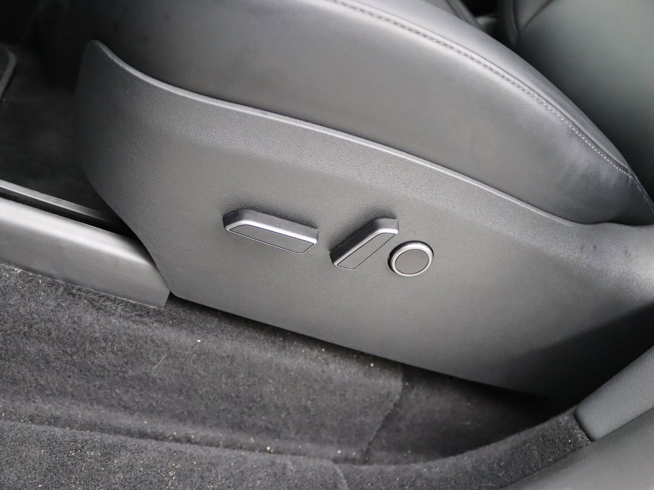 Tesla Model Y Standard RWD Plus 95% SoH [ AMD RYZEN+AUTOPILOT+19 INCH+PREMIUM AUDIO ] 25