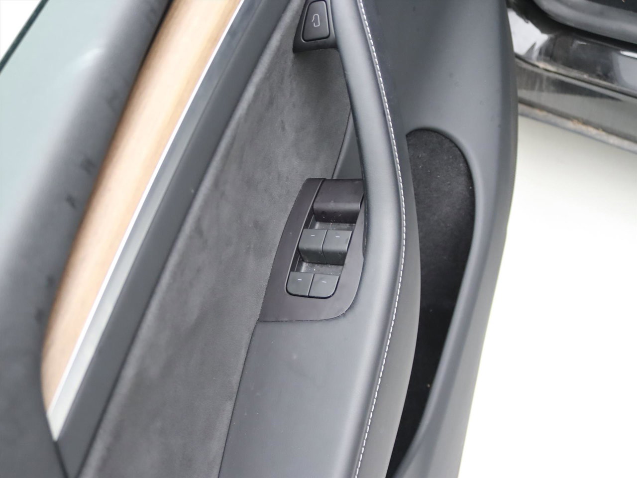 Tesla Model Y Standard RWD Plus 95% SoH [ AMD RYZEN+AUTOPILOT+19 INCH+PREMIUM AUDIO ] 24