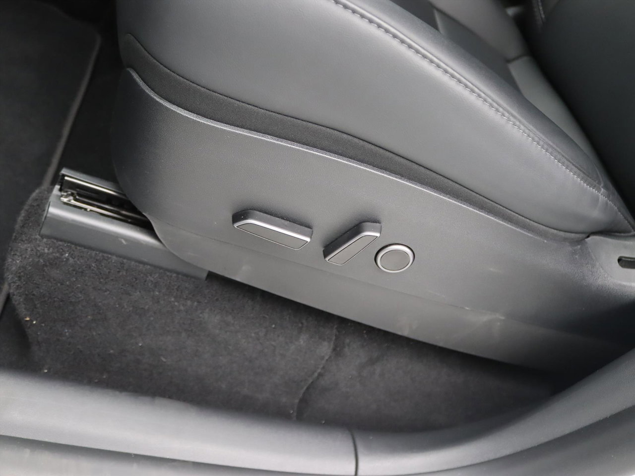 Tesla Model Y Standard RWD Plus 94.5% SoH [ AMD RYZEN+AUTOPILOT+19 INCH+PREMIUM AUDIO ] 25