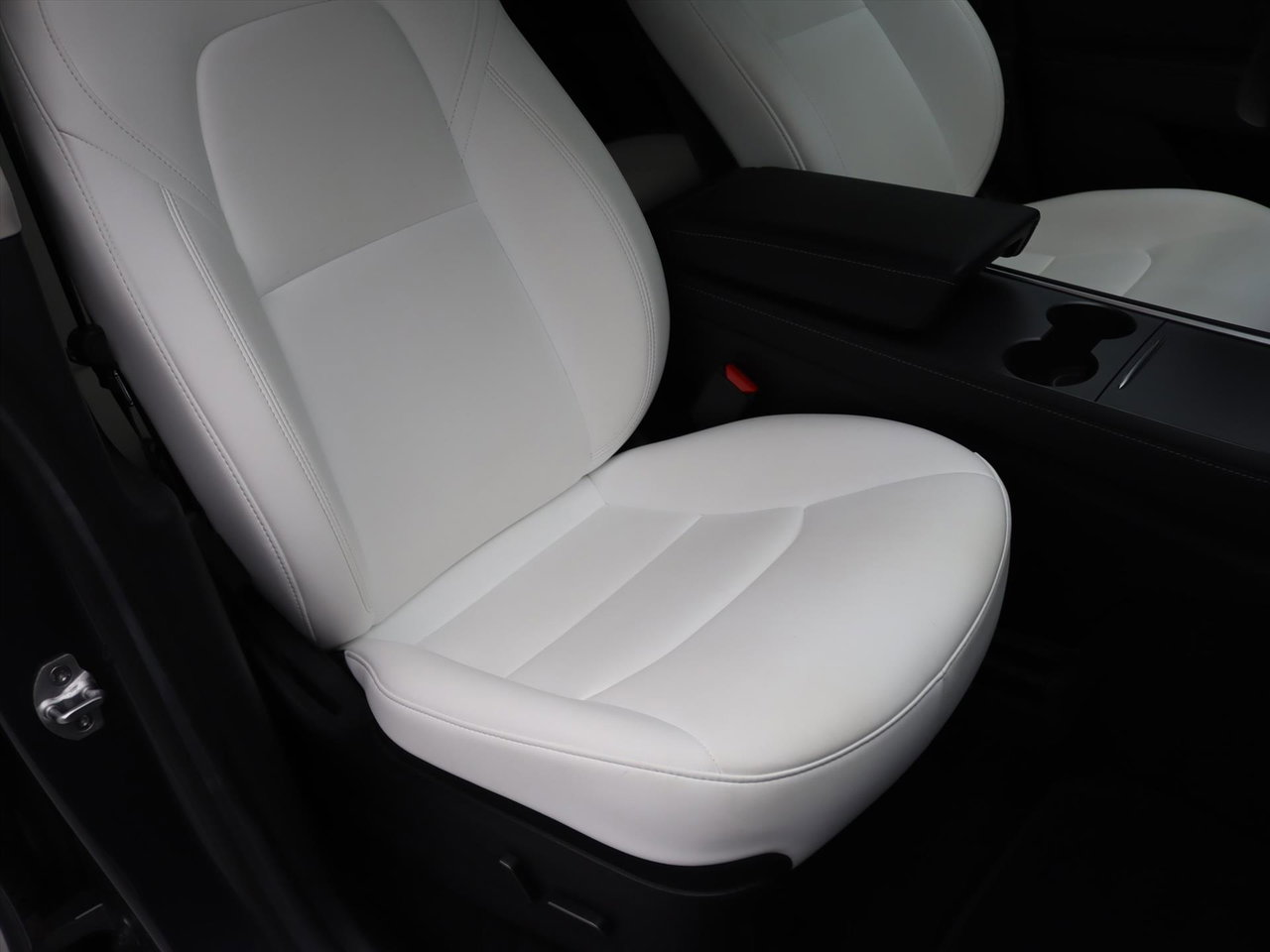 Tesla Model Y Standard RWD Plus 299pk 92% SoH [ WIT LEDER+TREKHAAK+AMD RYZEN+AUTOPILOT+19 INCH ] 22