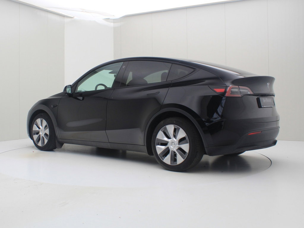 Tesla Model Y 4