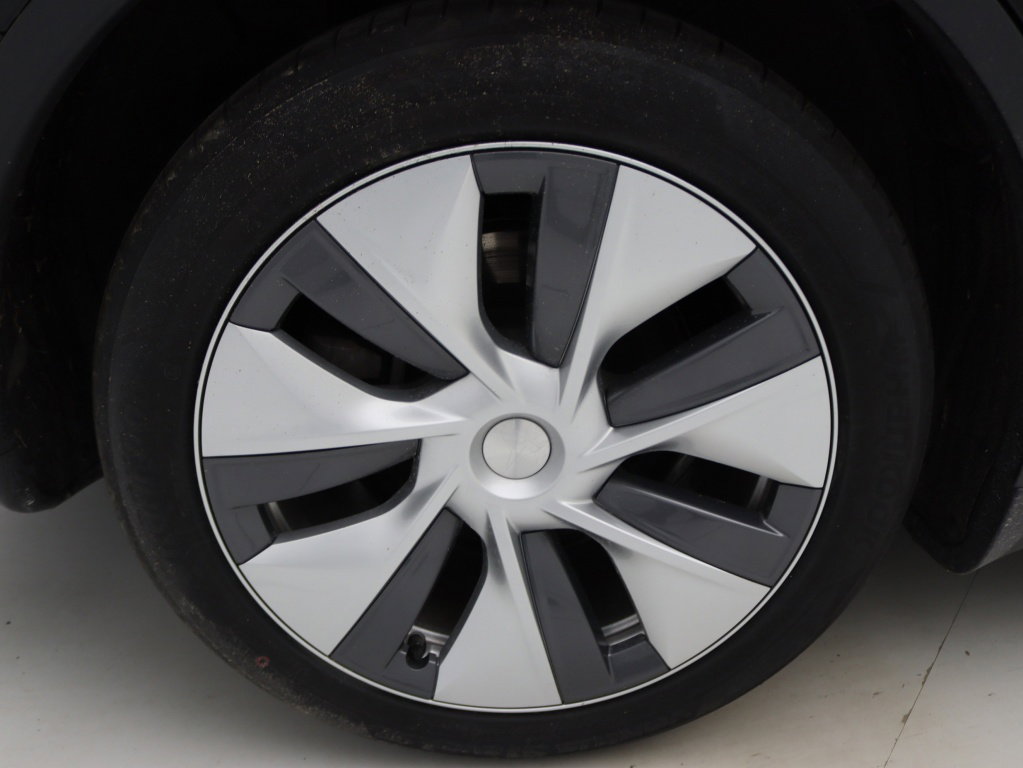 Tesla Model Y 9