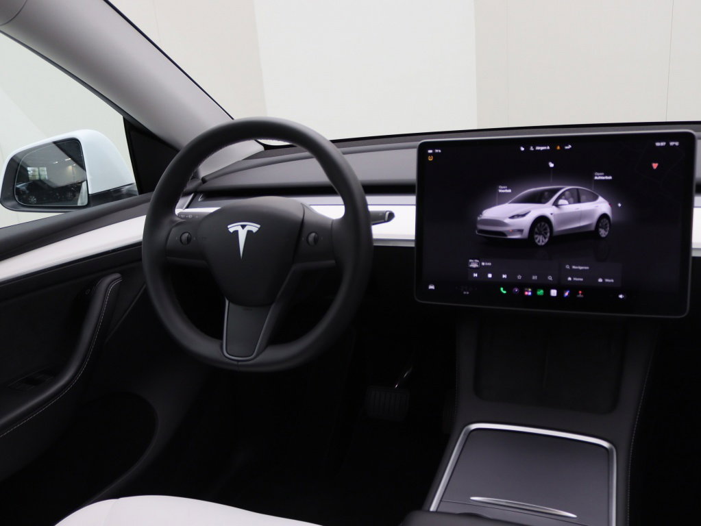Tesla Model Y 10