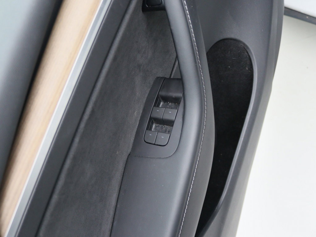 Tesla Model Y Long Range 345pk AWD 29