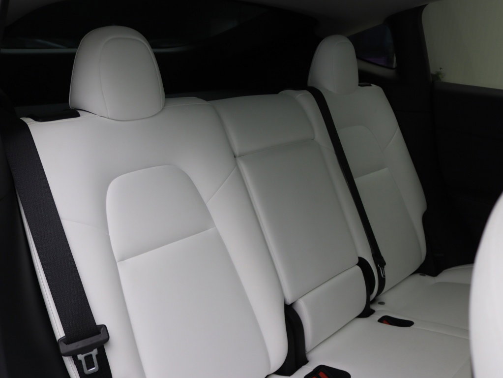 Tesla Model Y Long Range 345pk AWD 14