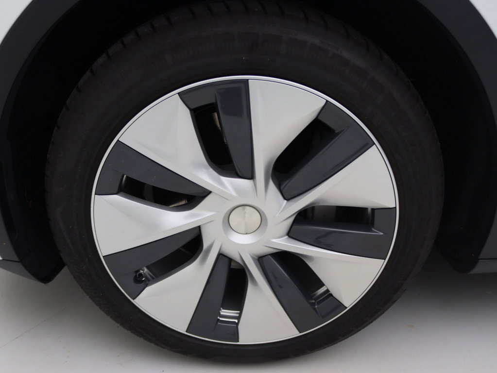 Tesla Model Y Long Range 345pk AWD 11