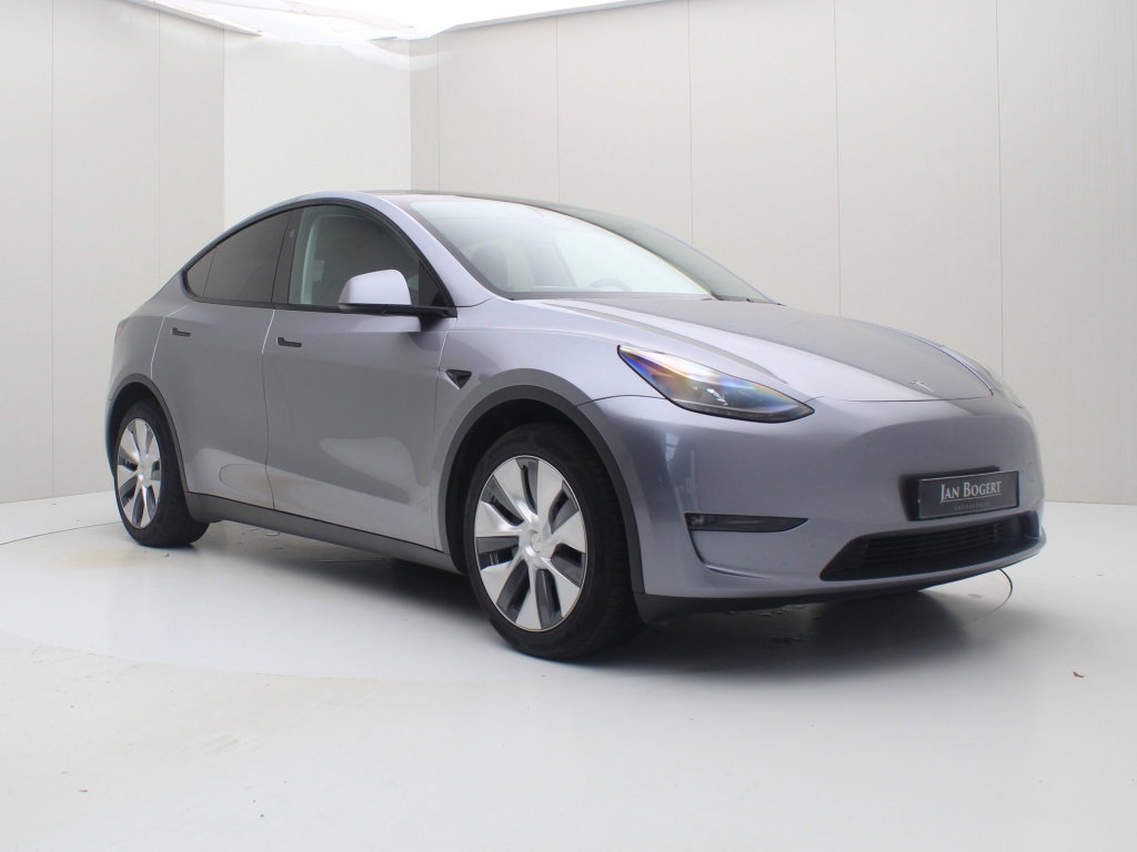 Tesla Model Y 4