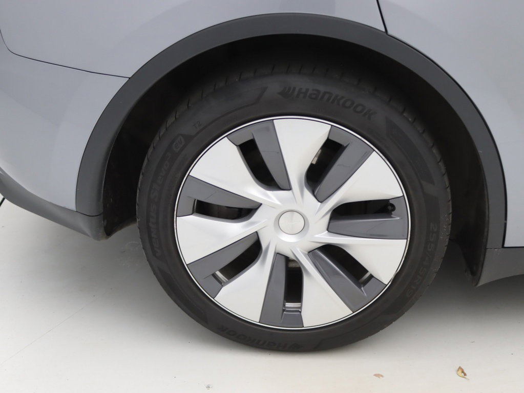 Tesla Model Y 12