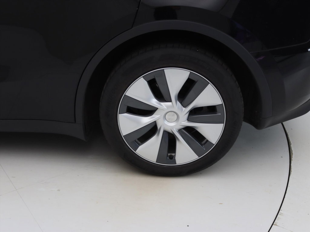 Tesla Model Y Long Range 345pk AWD 11