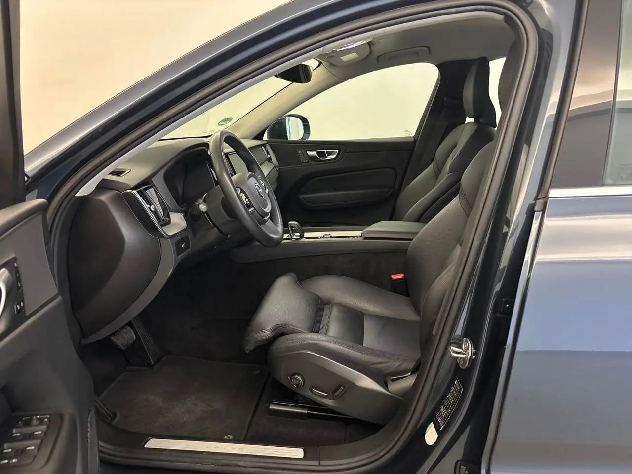Volvo XC60 Plus Bright VollLeder*LED*AHK*4xSH*Kamera*N 7