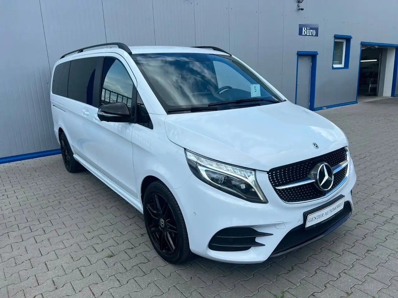 Mercedes-Benz V 300 V300 LANG 4M AMG-LINE PANO LED 360° WEBASTO AHK 3