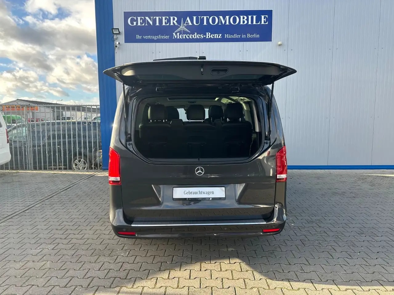 Mercedes-Benz V 300 LANG AIRMATIC PANO LIEGEPAKET EL.TÜREN AHK 11